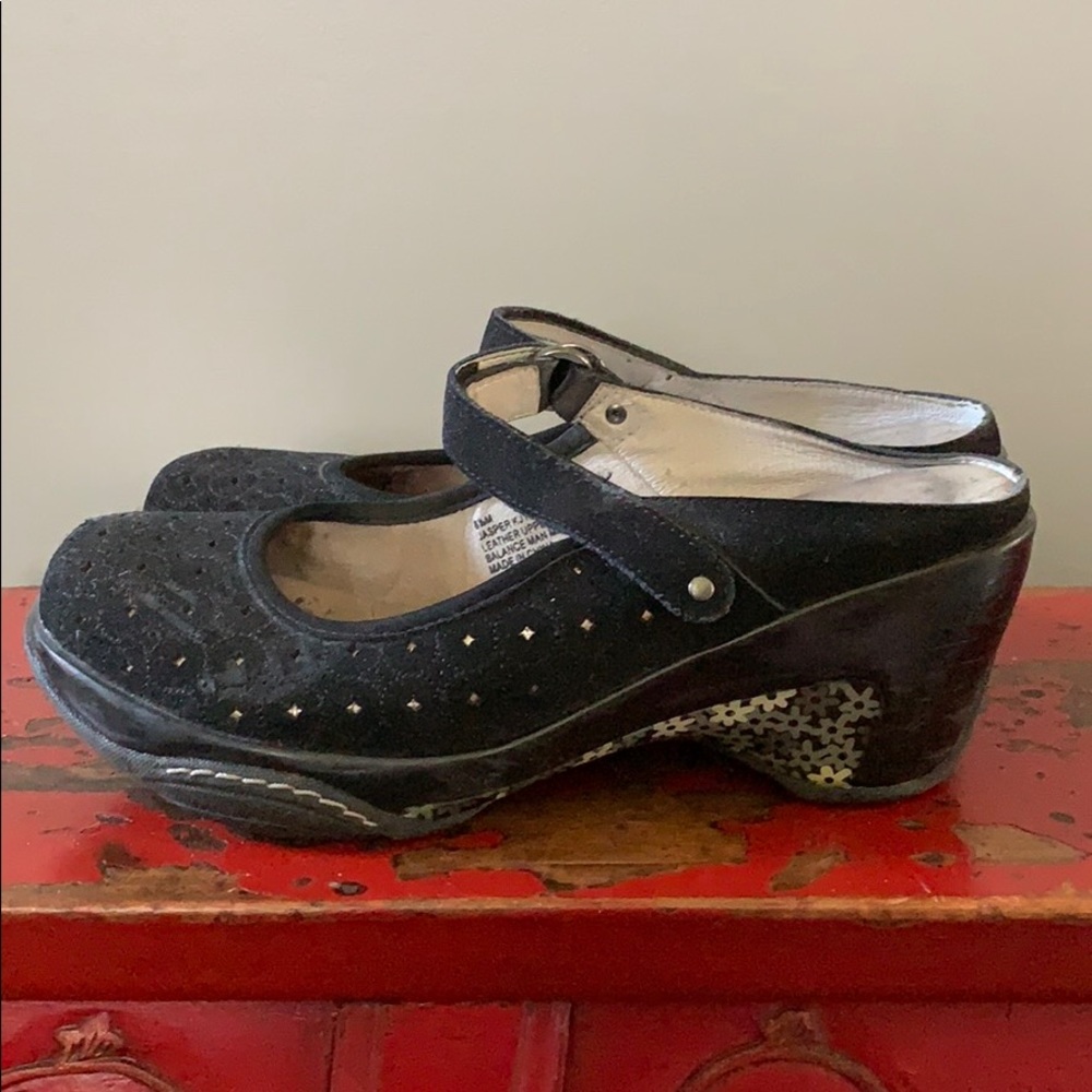 J41 Adventure On Black Wedges